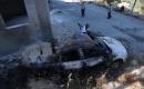 فلسطينيون يتفقدون منزلاً ومركبة محترقين عقب هجوم شنه مستوطنون في قرية بيت عمار شمال نابلس، 9 يونيو/حزيران 2026. تصوير: محمد ناصر