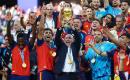 لويس دي لا فوينتي، مدرب المنتخب الإسباني يرفع كأس العالم إلى جانب لاعبي الفريق احتفالاً بالفوز باللقب. 19 تموز 2026. (رويترز).jpg