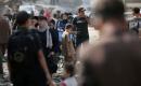 يتفقد فلسطينيون الأضرار الناجمة عن غارتين جويتين إسرائيليتين استهدفتا منزلين في مخيم الشاطئ للاجئين، غرب مدينة غزة، في 30 يوليو/تموز 2026. صورة: بلال أسامة