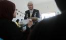 الطالبة نور سعيد عبد الدايم تحتفل مع عائلتها داخل منزلهم المتضرر في حي النصر بمدينة غزة، بعد حصولها على معدل 99.7% وحلولها ثانية على مستوى قطاع غزة في امتحانات التوجيهي، رغم فقدان والدها في غارة إسرائيلية سابقة، 24 تموز/ يوليو 2026. تصوير: بلال أسامة