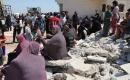 يجلس فلسطينيون على أنقاض منزل هدمته القوات الإسرائيلية في بلدة بيت عوا، جنوب الخليل، بالضفة الغربية ، في 20 يوليو/تموز 2026.صورة: مأمون وزواز