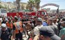 تجمّع فلسطينيون في موقع غارة جوية إسرائيلية قرب مدخل مستشفى شهداء الأقصى في دير البلح، وسط قطاع غزة، بينما كانت فرق الإسعاف تُجلي الجرحى من الموقع، في 25 يوليو/تموز 2026.صورة: أحمد إبراهيم