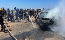 تجمّع فلسطينيون في موقع غارة إسرائيلية استهدفت مركبة مدنية في منطقة الزهراء، شمال مخيم النصيرات للاجئين وسط قطاع غزة، في 21 يوليو/تموز 2026. صورة: حسن الجدي