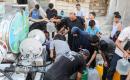يصطفّ فلسطينيون نازحون للحصول على الماء من صهريج مياه متنقل في مخيم البريج للاجئين، وسط قطاع غزة، في 18 يوليو/تموز 2026.صورة: معز صالحي