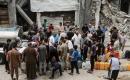 نازحون فلسطينيون يتجمعون للحصول على المياه من شاحنة توزيع في مخيم البريج وسط قطاع غزة، 8 يوليو/تموز 2026، مع تفاقم أزمة المياه إثر توقف عدد من محطات التحلية بسبب نقص الوقود. تصوير: معز صالحي