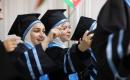 طلاب متفوقون وأفراد أسرهم خلال حفل لتكريم أوائل الثانوية العامة في مدينة غزة، 28 يوليو/تموز 2026. تصوير: بلال أسامة.