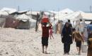 فلسطينيون نازحون يعيشون داخل خيام مؤقتة مكتظة على طول شاطئ مدينة غزة، في 9 يوليو/تموز 2026، وسط حرارة صيفية مرتفعة ونقص في المياه النظيفة والخدمات الأساسية، بعد فرارهم من مناطق متفرقة من القطاع. (تصوير: بلال أسامة)