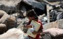 يتفقد فلسطينيون الأضرار الناجمة عن غارتين جويتين إسرائيليتين استهدفتا منزلين في مخيم الشاطئ للاجئين، غرب مدينة غزة، في 30 يوليو/تموز 2026. صورة: بلال أسامة