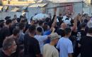 ودّع المشيّعون جثامين ثلاثة فلسطينيين كانوا يعملون على تأمين إيصال المساعدات، بعد استشهادهم في غارة جوية إسرائيلية استهدفت مركبتهم، جنوب خان يونس 20 يوليو/تموز 2026. صورة: طارق محمد