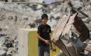 فلسطينيون نازحون يحملون أمتعتهم أثناء مغادرتهم حي الزيتون بمدينة غزة، في 22 يوليو/تموز 2026، بعدما تقدّم الجيش الإسرائيلي بحواجز خرسانية تُعرف باسم «الخط الأصفر».تصوير: بلال أسامة