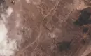 صورة التقطها قمر اصطناعي تُظهر جزءاً من جدار ترابي تُشيّده القوات الإسرائيلية وسط قطاع غزة 7 يوليو 2026 ويظهر مخيم البريج للاجئين على اليسار بينما يقطع وادي غزة الجدار وتقع قاعدة عسكرية إسرائيلية على الجانب الآخر (أ.ب).webp