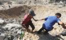 فلسطينيون نازحون يتفقدون الأضرار التي لحقت بخيامهم ومنازلهم وممتلكاتهم في موقع غارة إسرائيلية استهدفت منزل عائلة العسلي في بيت لاهيا، شمال قطاع غزة، في 30 يونيو/حزيران 2026. تصوير: بلال أسامة