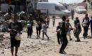 في الثاني من يوليو/تموز 2026، تجمع فلسطينيون نازحون، بينهم نساء وأطفال، لتلقي وجبات طعام من مركز توزيع خيري شرق مدينة غزة. (صورة: بلال أسامة)