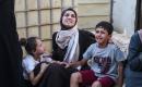 فلسطينيون ينوحون على جثامين ذويهم في مستشفى العودة بمخيم النصيرات للاجئين، وسط قطاع غزة، في 17 يوليو/تموز 2026. صورة: معز صالحي