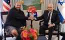 تُظهر هذه الصورة الموزعة نتنياهو وهو يلتقي بالسيناتور الأمريكي جون فيترمان، وهو ديمقراطي من ولاية بنسلفانيا، في منزل بلير في واشنطن، 29 يوليو 2026. (مايان تواف - مكتب الصحافة الحكومي).webp