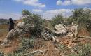 يتفقد مزارعون فلسطينيون أراضيهم الزراعية والأضرار التي لحقت بأشجار الزيتون بعد أن اقتلعتها جرافات الجيش الإسرائيلي في قرية ماداما، جنوب نابلس في الضفة الغربية المحتلة، في 9 يوليو/تموز 2026. صورة: محمد ناصر