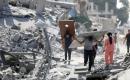 فلسطينيون يتفقدون الأضرار التي لحقت بمنازلهم في حي الشجاعية شرقي مدينة غزة، ويبحثون بين الركام عن ممتلكاتهم، عقب غارات إسرائيلية وتوغل بري في المنطقة، 27 تموز/يوليو 2026. تصوير: بلال أسامة