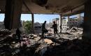يتفقد فلسطينيون الأضرار التي لحقت بأحد المنازل عقب غارة جوية إسرائيلية على مدينة غزة في 18 يوليو/تموز 2026. (صورة: هادي داود)