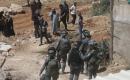 آثار هدم منزل المواطن الفلسطيني إياد مصلح العمور في منطقة خلة المية، شرق يطا جنوب الخليل، في 9 يوليو/تموز 2026. كان المنزل المكون من طابقين يأوي ثلاث عائلات تضم 15 فردًا، قبل أن تهدمه القوات الإسرائيلية بذريعة عدم الترخيص. (تصوير: مأمون وزواز)
