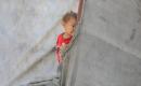 عائلات فلسطينية نازحة تعيش داخل خيام مهترئة بين أنقاض المباني في منطقة الزرقاء، شرقي مدينة غزة، وسط نقص المياه والغذاء والخدمات الأساسية، 11 يوليو/تموز 2026. (تصوير: بلال أسامة)