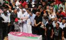 فلسطينيون يشيّعون في مدينة غزة، في 4 أغسطس/آب 2026، جثامين ورفات 112 شخصاً من عائلتي الحساينة وأبو شريعة، انتشلتها طواقم الدفاع المدني من تحت أنقاض منازلهم في حي الصبرة، بعد بقائها مدفونة منذ غارة إسرائيلية استهدفت المنطقة في نوفمبر/تشرين الثاني 2023.