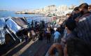 فلسطينيون في موقع غارة جوية إسرائيلية استهدفت مجموعة من المدنيين على الواجهة البحرية غرب مدينة غزة، في 18 أغسطس/آب 2026.(صورة: هادي داود)