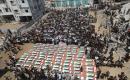 فلسطينيون يشيّعون في مدينة غزة، في 4 أغسطس/آب 2026، جثامين ورفات 112 شخصاً من عائلتي الحساينة وأبو شريعة