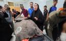فلسطينيون ينقلون جثمان شاب وستة جرحى، بينهم أطفال، إلى مجمع ناصر الطبي عقب غارة إسرائيلية استهدفت سطح منزل في مخيم خان يونس للاجئين، جنوب قطاع غزة، في 24 أغسطس/آب 2026. صورة: طارق محمد