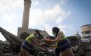 متطوعون من فريق حماة التراث يعملون على ترميم مسجد أبو سليم التاريخي في دير البلح وسط قطاع غزة، في 27 آب/أغسطس 2026. (تصوير: معز صالحي)