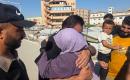مرضى فلسطينيون ومرافقوهم لدى وصولهم إلى مجمع ناصر الطبي في خان يونس، جنوب قطاع غزة، في 10 أغسطس/آب 2026، بعد عودتهم من الضفة الغربية عبر معبر كرم أبو سالم إثر أشهر من تعذر الوصول إلى غزة بسبب الحرب وإغلاق المعابر. (صورة: طارق محمد)