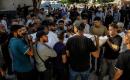 فلسطينيون يشيّعون جثامين تسعة أشخاص، بينهم طفل، استُشهدوا في غارة جوية إسرائيلية استهدفت مقرًا للشرطة وسط مدينة غزة، في 19 أغسطس/آب 2026. الصورة: بلال أسامة