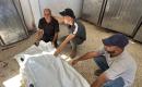 ودّع فلسطينيون جثمان إسماعيل أبو الفول، 25 عامًا، في مشرحة مستشفى شهداء الأقصى، في 23 أغسطس/آب 2026.(صورة: أحمد إبراهيم)