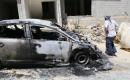 فلسطينيون يتفقدون سيارات محترقة بعد أن هاجم مستوطنون منازل وأضرموا النار في ثلاث مركبات وألحقوا أضراراً بخطوط الكهرباء بين قريتي جلود وتيلفيت، قرب نابلس، 4 أغسطس/آب 2026. صورة: محمد ناصر