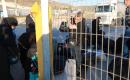 فلسطينيون من قطاع غزة، بينهم مرضى ومرافقون وعمال كانوا يعملون في إسرائيل، ينتظرون عند حاجز ترقوميا غرب الخليل في الضفة الغربية، في 24 أغسطس/آب 2026 .صورة: مأمون وزواز