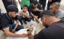 ودّاع الفلسطينيون جثمان محمد أبو أسد بعد استشهاده في غارة إسرائيلية استهدفت خيمة تأوي نازحين قرب مستشفى شهداء الأقصى في دير البلح، وسط قطاع غزة، في 24 أغسطس/آب 2026.(صورة: أحمد إبراهيم)