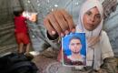 الفلسطينية فاطمة النجار تحمل صورة شقيقها محمد داخل خيمة للنازحين في خان يونس، جنوب قطاع غزة، في 30 أغسطس/آب 2026، بينما تواصل انتظار أي خبر عن مصيره في اليوم الدولي للمفقودين.  تصوير: طارق محمد