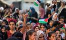 طلاب فلسطينيون متفوقون في المرحلة الثانوية برفقة عائلاتهم خلال حفل تكريم في خان يونس، جنوب قطاع غزة، في 6 أغسطس/آب 2026، احتفاءً بنجاح 140 طالبًا وطالبة رغم الظروف الصعبة. تصوير: طارق محمد