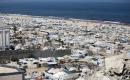 خيام تؤوي نازحين فلسطينيين على ساحل مدينة غزة وبين مبانٍ متضررة جراء الحرب، في 10 أغسطس/آب 2026. تصوير: بلال أسامة.