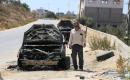 فلسطينيون يتفقدون سيارات محترقة بعد أن هاجم مستوطنون منازل وأضرموا النار في ثلاث سيارات وألحقوا أضراراً بخطوط الكهرباء، 4 أغسطس/آب 2026. صورة: محمد ناصر