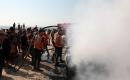 عناصر من الدفاع المدني وفلسطينيون نازحون يعملون على إخماد حريق اندلع في سيارة عقب غارة إسرائيلية على شارع الرشيد، جنوب غرب مدينة غزة، قطاع غزة، في 13 أغسطس/آب 2026.صورة: أحمد إبراهيم