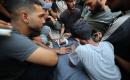 يتجمع المشيعون في مستشفى الشفاء بمدينة غزة لتوديع جثامين عدد من الفلسطينيين الذين سقطوا في غارات جوية إسرائيلية استهدفت مناطق متعددة من المدينة مساء اليوم السابق، 3 أغسطس/آب 2026. (صورة: هادي داود/