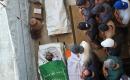 فلسطينيون يحضرون جنازة ثلاثة أشخاص في خان يونس، جنوب قطاع غزة، في 25 أغسطس/آب 2026. توفي اثنان منهم متأثرين بجراح أصيبا بها في غارات إسرائيلية سابقة، بينما استشهد الثالث في غارة إسرائيلية مساء اليوم السابق. تصوير: طارق محمد