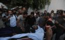 ودّع فلسطينيون جثامين ثلاثة أشخاص في مجمع الشفاء الطبي بمدينة غزة في 25 أغسطس/آب 2026، بعد استشهادهم في غارة إسرائيلية على مخيم جباليا (صورة: بلال أسامة)