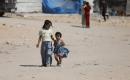 يحاول الفلسطينيون النازحون مواصلة حياتهم اليومية في بيت لاهيا، شمال قطاع غزة، في 24 أغسطس/آب 2026، وسط دمار واسع النطاق خلفته الحرب. صورة: بلال أسامة