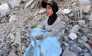 العروس الفلسطينية آية مطران تجلس على أنقاض منزلها المستقبلي في مخيم المغازي، وسط قطاع غزة، في 6 أغسطس/آب 2026، بعدما قالت إنه دُمّر في غارة جوية إسرائيلية قبل ساعات من موعد زفافها، ما أدى إلى فقدان مقتنياتها وتأجيل الحفل. تصوير: يوسف أبو وطفة