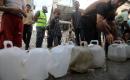 نازحون فلسطينيون ينتظرون الحصول على المياه قرب "الخط الأصفر" شرق مدينة غزة في 18 أغسطس/آب 2026. تصوير: بلال أسامة
