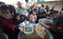نازحون فلسطينيون يتجمعون لتلقي وجبات طعام من مطبخ خيري في مخيم النصيرات للاجئين، وسط قطاع غزة، في 16 آب/أغسطس 2026. (صورة: حسن الجدي)