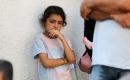 فلسطينيون يشاركون في جنازة ثلاثة شهداء داخل مستشفى الشفاء بمدينة غزة، بعد استشهادهم في غارة جوية إسرائيلية على مخيم جباليا شمال قطاع غزة، 26 أغسطس/آب 2026. تصوير: بلال أسامة.