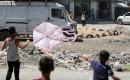 أطفال فلسطينيون يصنعون ويطيرون الطائرات الورقية في مدينة غزة في 25 أغسطس/آب 2026.صورة: بلال أسامة