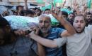 فلسطينيون يشاركون في جنازة صبحي سامي شحتوت، 30 عامًا، من سكان مخيم النصيرات، بعد استشهاده في غارة إسرائيلية أثناء قيادته دراجة نارية، 19 أغسطس/آب 2026.صورة: حسن الجدي